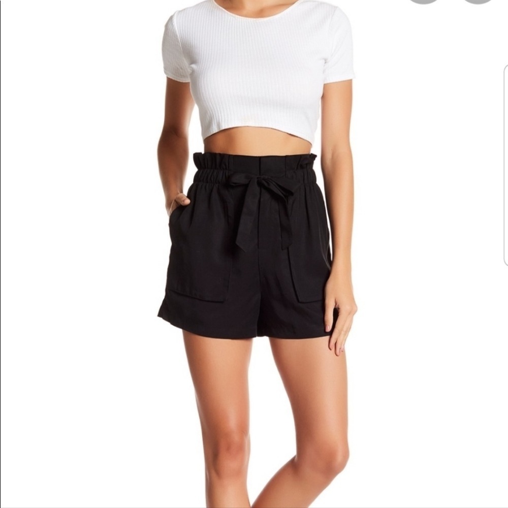 Socialite Black High Waisted Tie Front Pocket Shorts. Size Large.